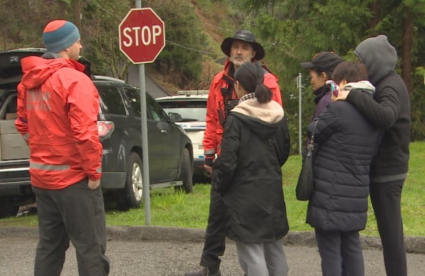 People talking to Search and Rescuers at Lions Bay staging area