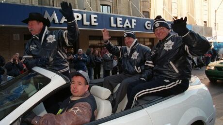 (CPT 114) TORONTO, Feb.19--GARDENS PARADE--A car carrying Toronto Maple Leaf alumni Eddie Shack (Left), Frank Mahovlich and Jim Pappin (Right) passes by Maple Leaf Gardens in Toronto in a parade to the Leafs new arena, The Air Canada Centre, Friday. (CP PHOTO) 1999 (stf-Kevin Frayer)fng pappin-jim-1180