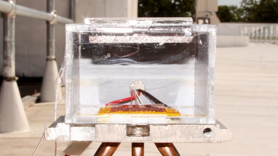 This solar-powered box makes clean drinking water from air. A special powder in the lid extracts water vapour from the air, which is then trapped and condensed inside the box to make drinkable water.