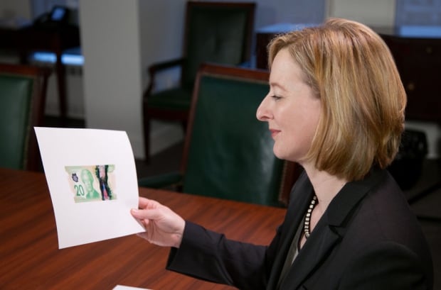 SDG Carolyn A. Wilkins reviews bank note signature