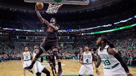 Chicago Bulls forward Jimmy Butler (21) drives to the basket through the Boston Celtics defence in the first quarter. bulls-celtics
