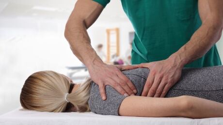 chiropractor-patient-female