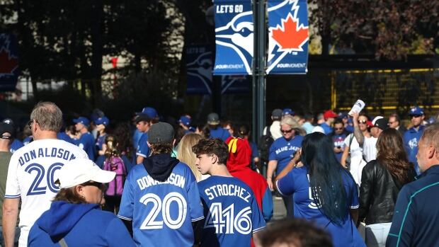 blue-jays-fans-outside-1180