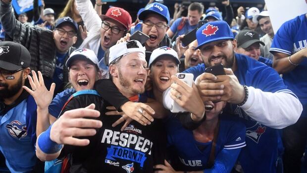 blue-jays-fans-donaldson-1180