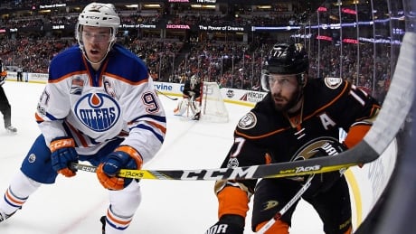 The Oilers’ Connor McDavid, left, can expect superpest Ryan Kesler to be his face through their second-round series that begins Wednesday night in Anaheim. “He does some sticking that kind of wears on guys in the playoffs,” says Kesler’s linemate Andrew Cogliano. mcdavid-connor-170125-1180