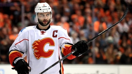 Calgary Flames captain Mark Giordano is one of the three finalists for the Mark Messier NHL Leadership Award as chosen by the Hall of Famer. giordano-mark-041517-620