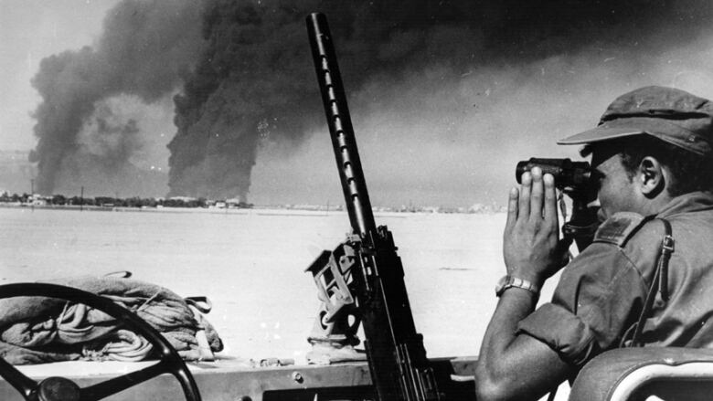 An Israeli Sol R Stu S An Oil Refinery At Port Suez Set Alight By Israeli S Ing During The Six Day War He Views It From The Other Side Of The Suez An Israeli Sol R Stu S An Oil Refinery At Port Suez Set Alight By Israeli S Ing During The Six Day War He Views It From The Other Side Of The Suez