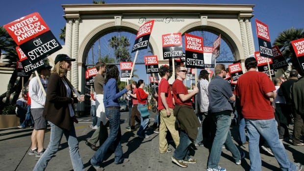 2007 writers guild strikes The writers guild of america recently made history by striking, and bringing a halt to the production of television shows in hollywood the writers guild of america. 2007 writers guild strikes The writers guild of america recently made history by striking, and bringing a halt to the production of television shows in hollywood the writers guild of america.