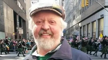 Tom (Porky) McDonald, a baseball poet, is scattering his friend's ashes in ballpark toilets around the United States. Porky