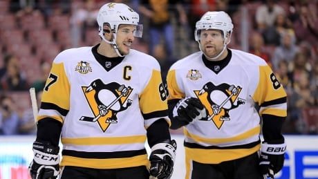 SUNRISE, FL - DECEMBER 08: Sidney Crosby #87 and Phil Kessel #81 of the Pittsburgh Penguins talk during a game against the Florida Panthers at BB&T Center on December 8, 2016 in Sunrise, Florida. (Photo by Mike Ehrmann/Getty Images) crosby-kessel-161208-1180