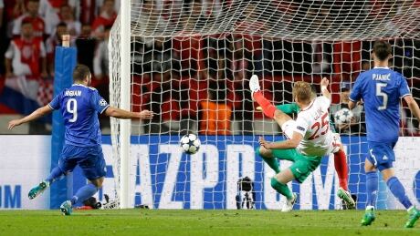 Juventus' Gonzalo Higuain, left, scores during the Champions League semifinal first leg match between Monaco and Juventus. juventus-monaco