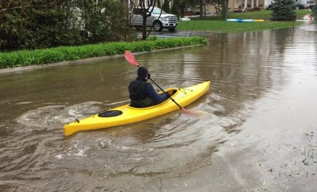 Kayak Ottawa River flooding Clarence-Rockland May 5 2017