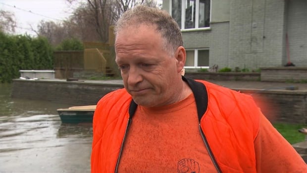 Floods force 1900 people from homes in Quebec