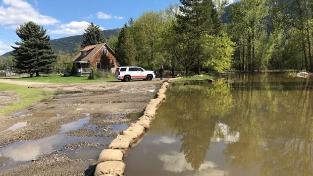 Water levels drop following flooding, mudslides, as rains recede in B.C.