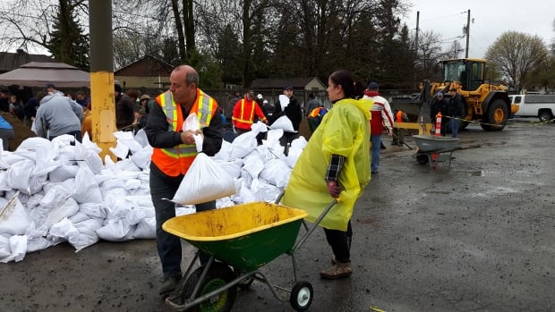 flood volunteers Vaudreuil