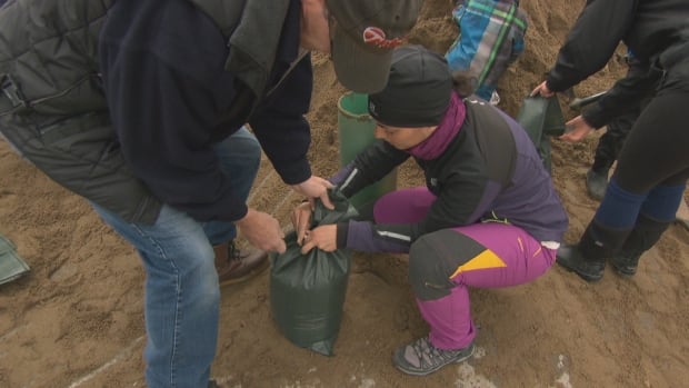 volunteer ottawa flooding sandbag