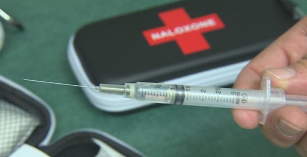 naloxone-syringe-needle