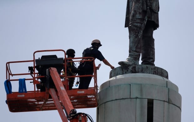 New Orleans Takes Down Statue Of Gen. Robert E. Lee