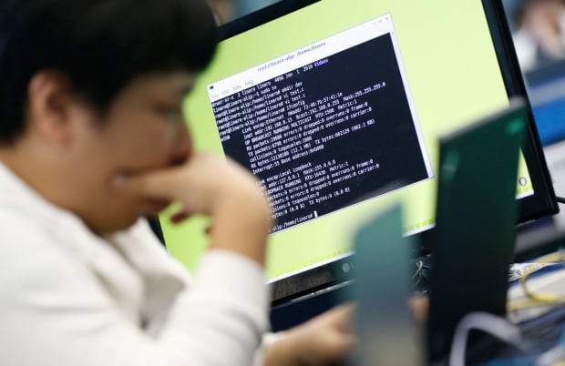 KOREA/ computer hack code terminal command line email laptop
