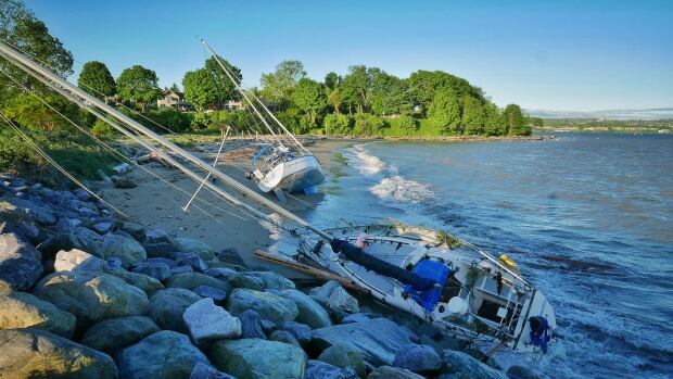 Vancouver wind storm causes boats to run aground