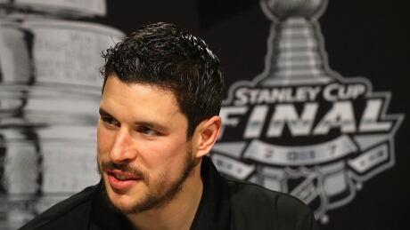 PITTSBURGH, PA - MAY 28: Sidney Crosby #87 of the Pittsburgh Penguins answers questions during Media Day for the 2017 NHL Stanley Cup Final at PPG PAINTS Arena on May 28, 2017 in Pittsburgh, Pennsylvania. (Photo by Bruce Bennett/Getty Images) crosby-sidney-170528-1180