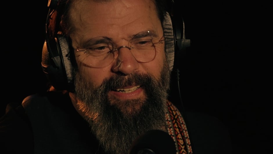 Steve Earle performs songs from his album So You Wanna Be An Outlaw in Studio q.