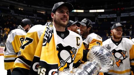 NASHVILLE, TN - JUNE 11: Sidney Crosby #87 of the Pittsburgh Penguins celebrates with the Stanley Cup Trophy after they defeated the Nashville Predators 2-0 to win the 2017 NHL Stanley Cup Final at the Bridgestone Arena on June 11, 2017 in Nashville, Tennessee. (Photo by Justin K. Aller/Getty Images) crosby-sidney-170611-1180