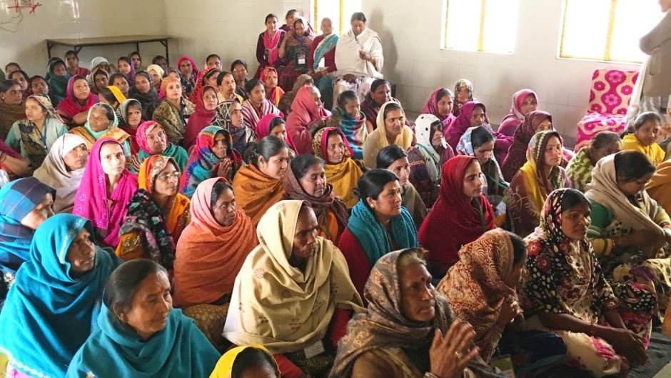 In two villages in Northern India, illiterate women learned how to read and write their mother tongue Hindi for six months.