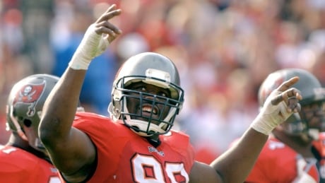 Former Buccaneers defensive lineman Warren Sapp announced on social media Tuesday that he would donate his brain to the Concussion Legacy Foundation after his death. sapp-warren-062117