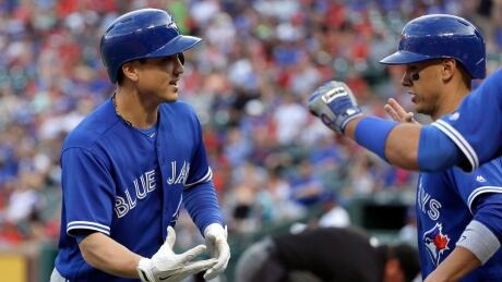 Blue Jays start strong, hold on to beat Rangers