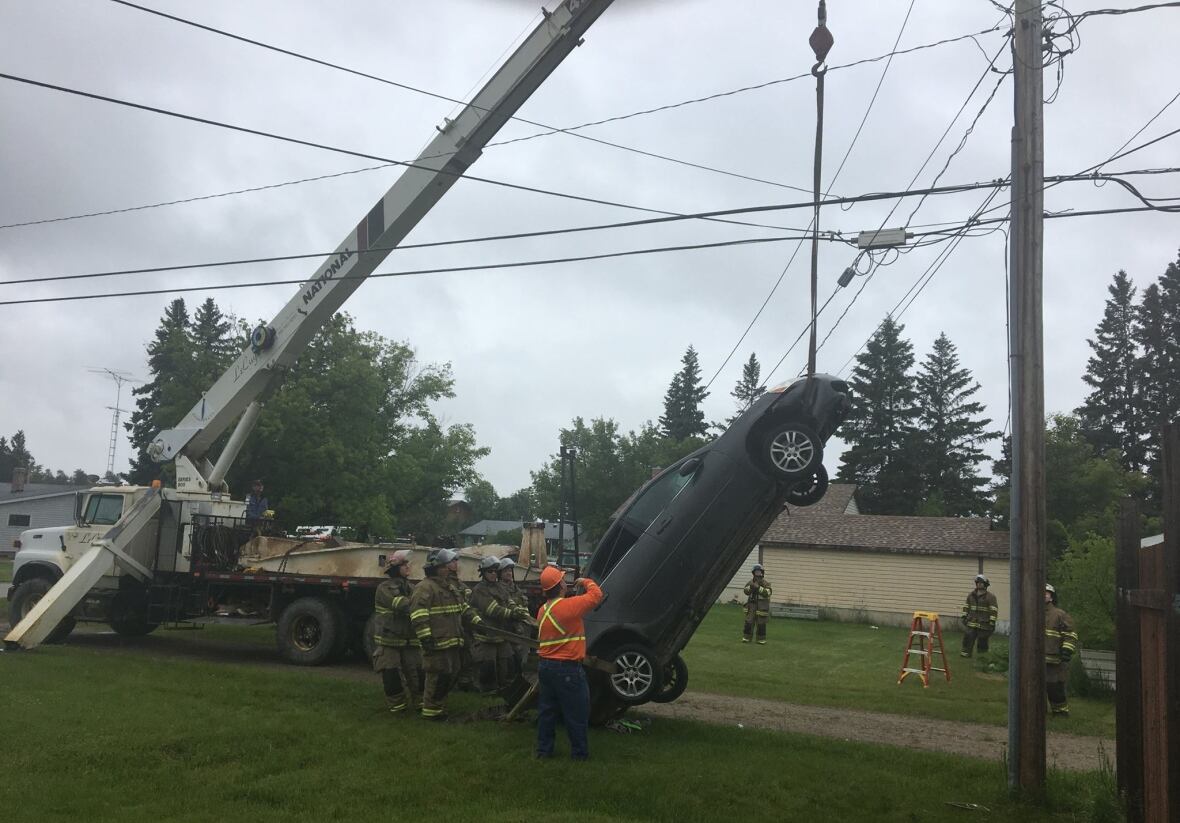 Dangling car removed from power pole cables in Nipawin, Sask. CBC News