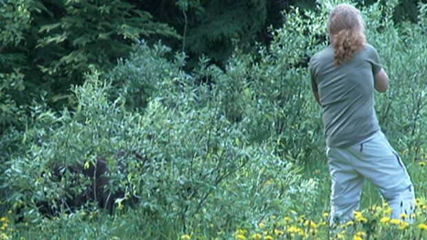 Banff grizzly photographer closeup