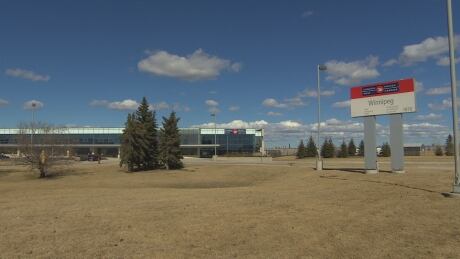 Canada Post was still paying the builders of the Winnipeg mail processing plant in 2016, more than a year after RCMP first suspected fraud in the construction of the facility. Canada Post