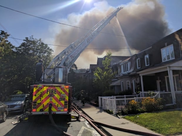 4-alarm fire spreads to 4 downtown Toronto homes