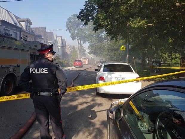 4-alarm fire spreads to 4 downtown Toronto homes 4-alarm fire spreads to 4 downtown Toronto homes