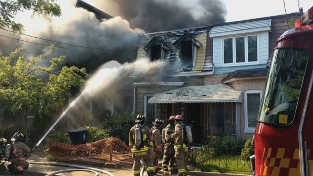 4-alarm fire spreads to 4 downtown Toronto homes