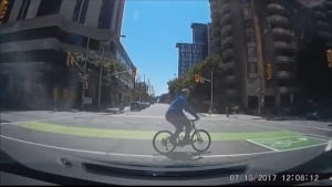 Cyclist crash laurier/lyon