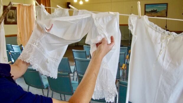 Split-bottom knickers