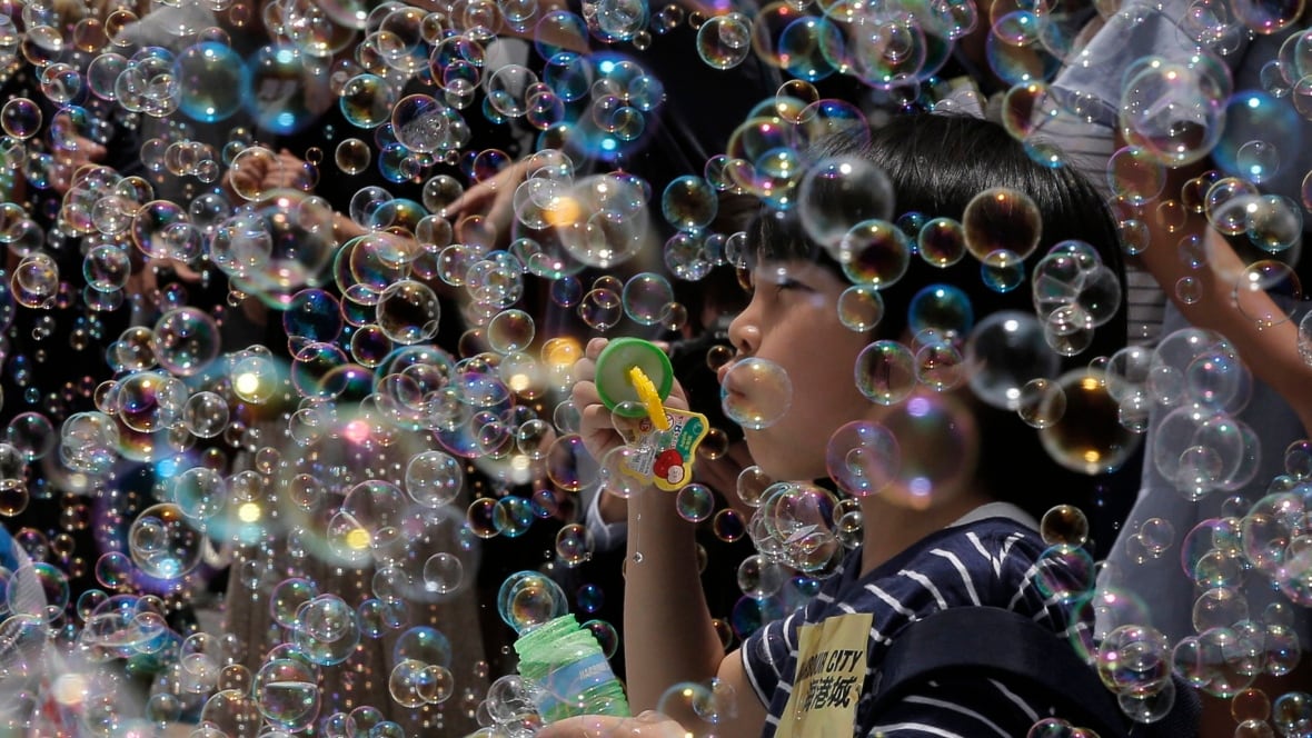 Millions of bubbles spew into Hong Kong for art exhibit