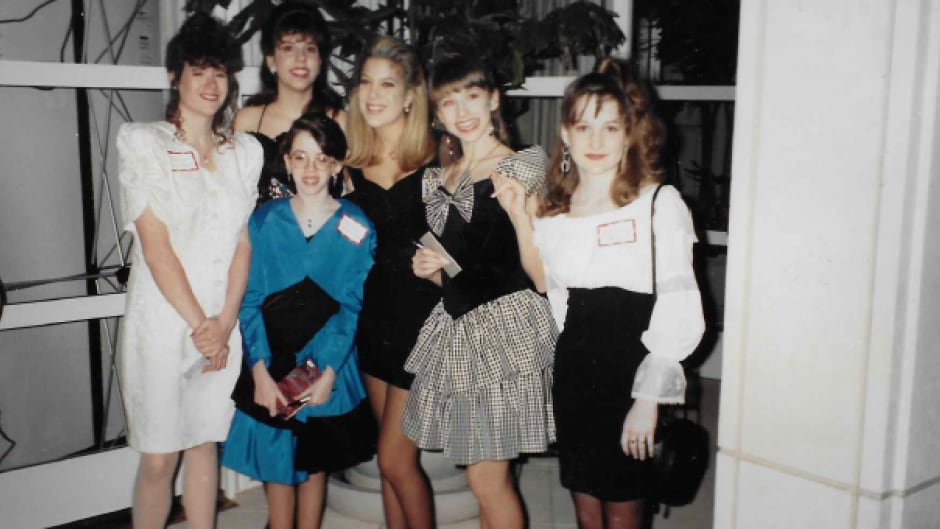 Renee (in blue) on the set of 90210.