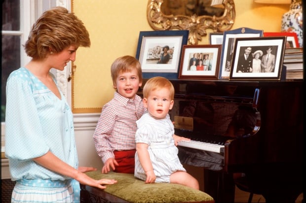 DIANA_WILLIAM_HARRY_PIANO