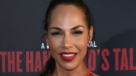 Actress Amanda Brugel attends the Los Angeles premiere of Hulus "The Handmaids Tale," April 25, 2017 at the ArcLight Dome in Hollywood, California. / AFP PHOTO / Robyn Beck (Photo credit should read ROBYN BECK/AFP/Getty Images) AFP_NV2DK
