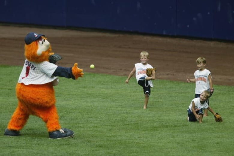 Throwback Montreal Expos day in D.C. baseball game divides