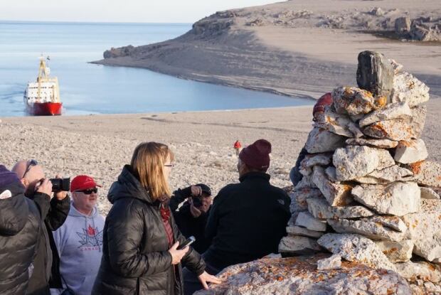 C3 crews visits cairn