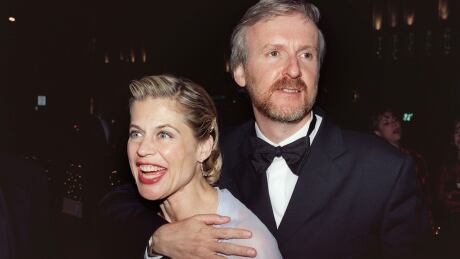 Director James Cameron (L) and wife, actress Linda Hamilton, hold three Oscar awards as they arrive for the Governors Ball following the 70th Annual Academy Awards 23 March 1998 in Los Angeles. Cameron won best director for "Titanic" which won 11 Oscars overall including Best Picture. AFP PHOTO/Vince BUCCI (Photo credit should read VINCE BUCCI/AFP/GettyImages) PAR2003121852413
