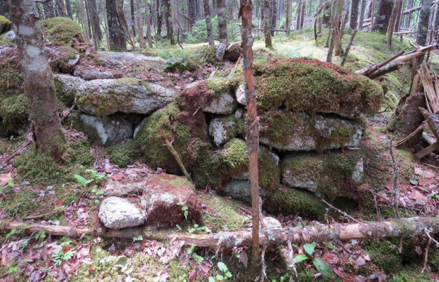 Linear stone pile