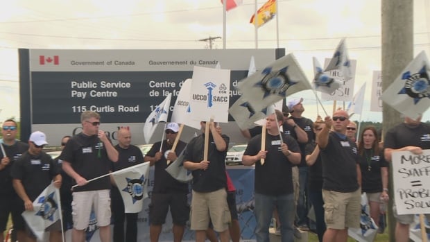 Workers protest outside pay centre, Miramichi