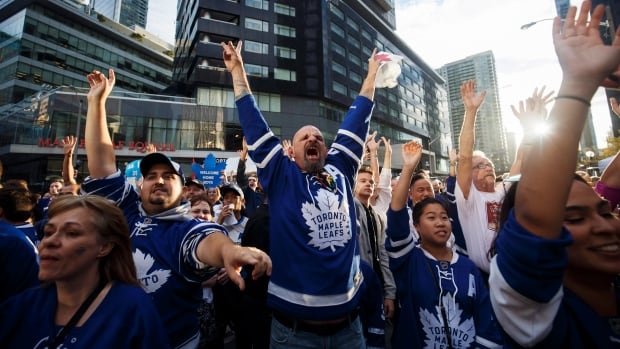 Weird 3-on-5 goal helps Devils beat Leafs, remain unbeaten Weird 3-on-5 goal helps Devils beat Leafs, remain unbeaten