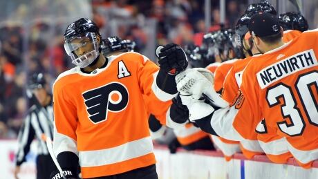 Wayne Simmonds, left, scored the game-winner with with 2:15 left as the Philadelphia Flyers defeated the Edmonton Oilers 2-1 on Saturday afternoon.
wayne-simmonds