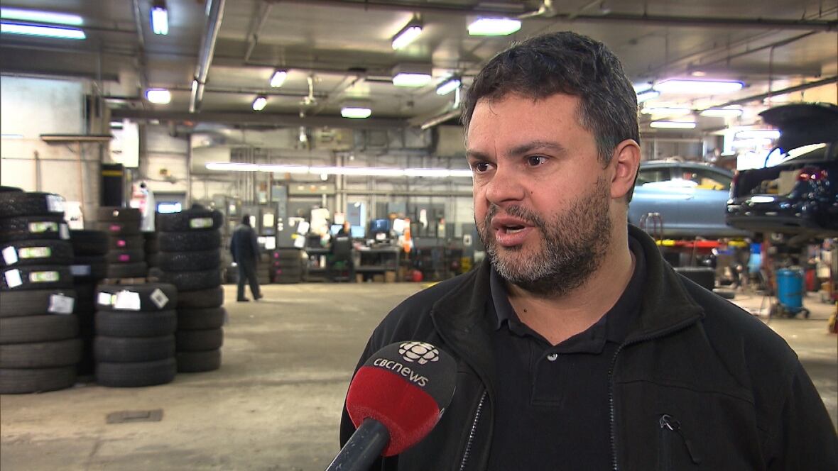Quebec drivers flock to change their winter tires before Dec. 15